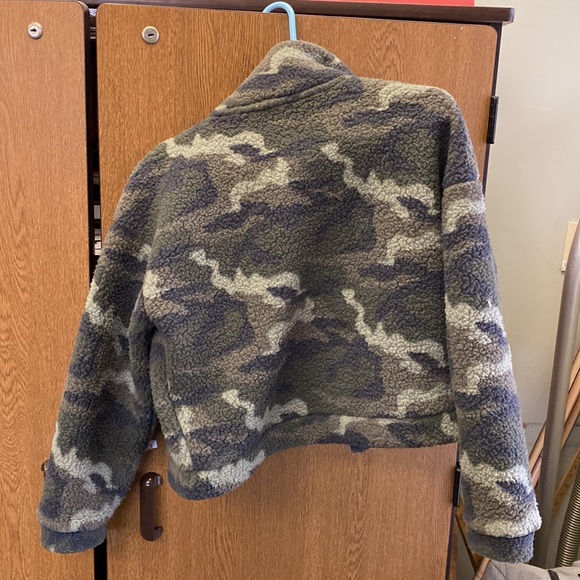 American Eagle Cropped Camp Sherpa - Picture 2 of 4